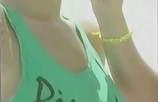 彼女はランジェリーで彼女の服を脱ぎ始める エロ 動画 女 無料