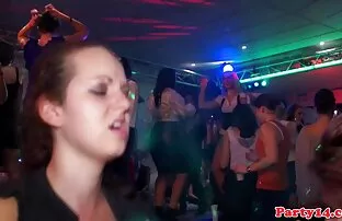 私はビーチに斜面を下って行って、女の子は石でおしっこします 女の子 の ため h 動画