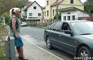 セラピストは穴の中で爆発したクライアントをマッサージし始め、口の中で終わります えろ 動画 女 向け
