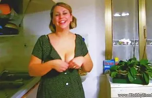 ベッドにイチゴを持参し、肛門を広げる 女 用 エロ 動画