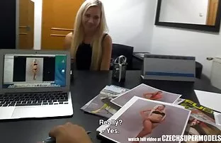 ロシアの女の子は黒人の男とセックスしようとしています エッチ 一徹