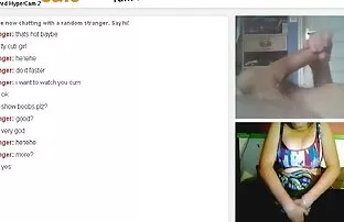 彼の娘との生活は、ソファの上に自宅で写真を配置しました 女 の 為 の アダルト