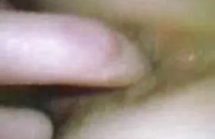 彼女は森の中に座って前に彼女の靴下を閉じていませんでした エロ 動画 女性 向き
