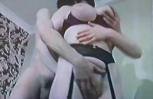 女性を身に着けている若い男 エッチ 動画 女性 の ため の