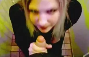 彼は太陽の下で横になり、彼女のおっぱいを蹴るために彼の妻を取った エロ 動画 女性 の